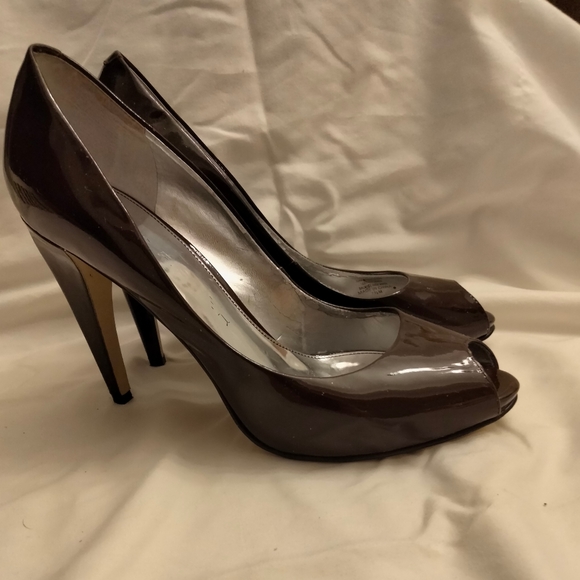 Marc Fisher patent leather women heels. Size 7 - Picture 3 of 5